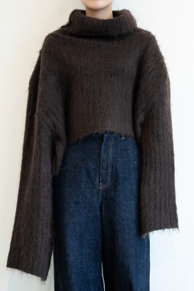 Shaggy asymmetry high neck CHOCOLATE LIVINGTONE OFFICIAL WEB STORE