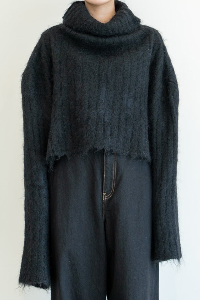 Shaggy asymmetry high neck BLACK LIVINGTONE OFFICIAL WEB STORE