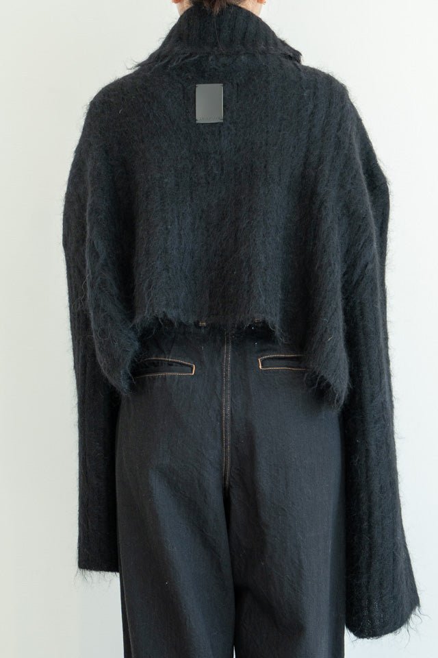 Shaggy asymmetry high neck BLACK LIVINGTONE OFFICIAL WEB STORE