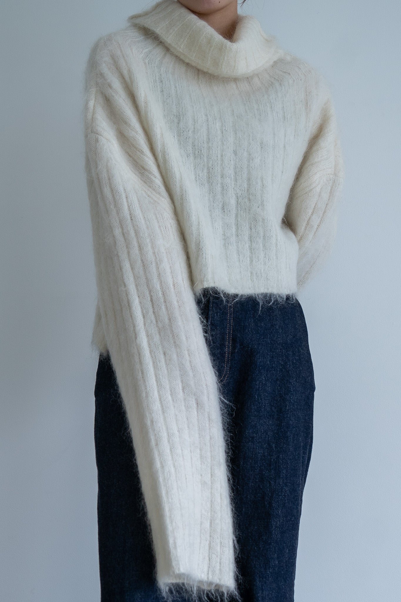 Shaggy asymmetry high neck WHITE LIVINGTONE OFFICIAL WEB STORE
