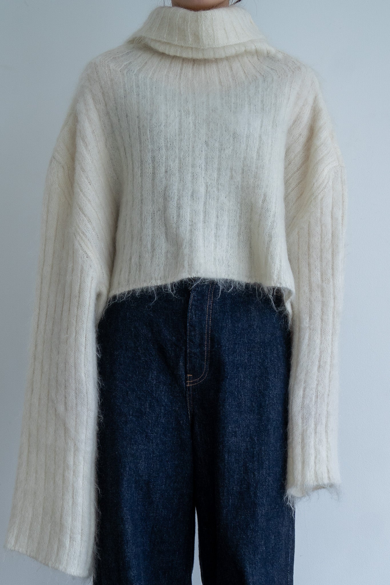 Shaggy asymmetry high neck WHITE LIVINGTONE OFFICIAL WEB STORE
