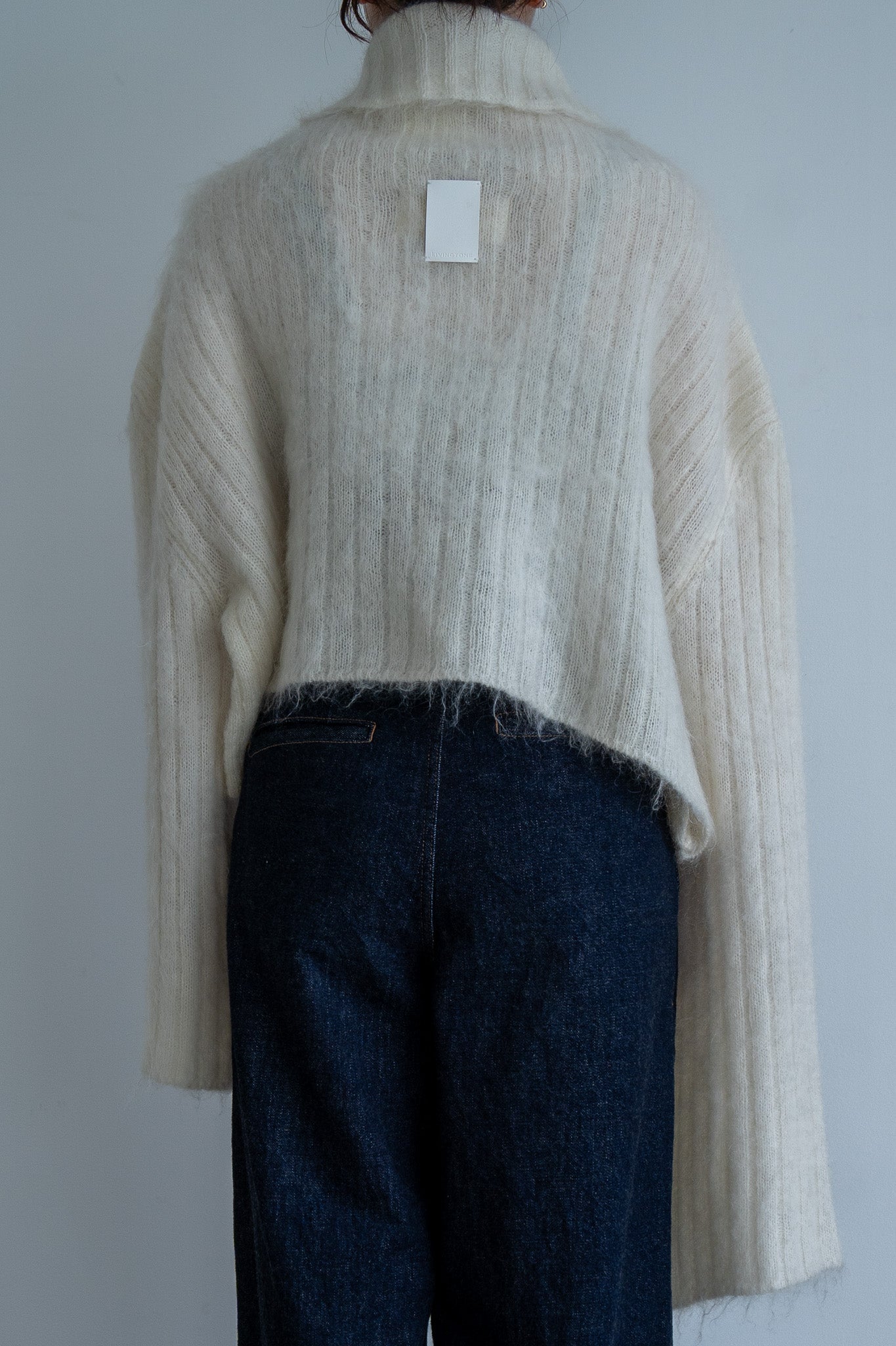 Shaggy asymmetry high neck WHITE LIVINGTONE OFFICIAL WEB STORE