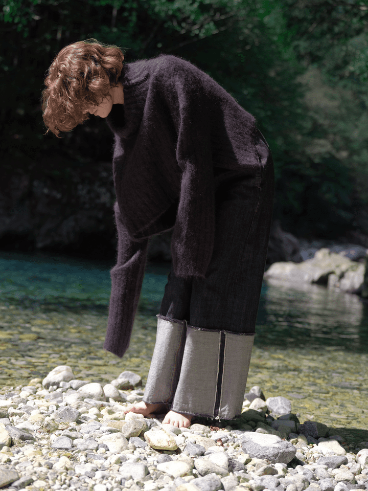 Shaggy asymmetry high neck BLACK LIVINGTONE OFFICIAL WEB STORE