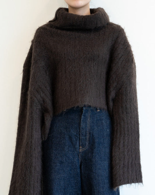 Shaggy asymmetry high neck CHOCOLATE LIVINGTONE OFFICIAL WEB STORE