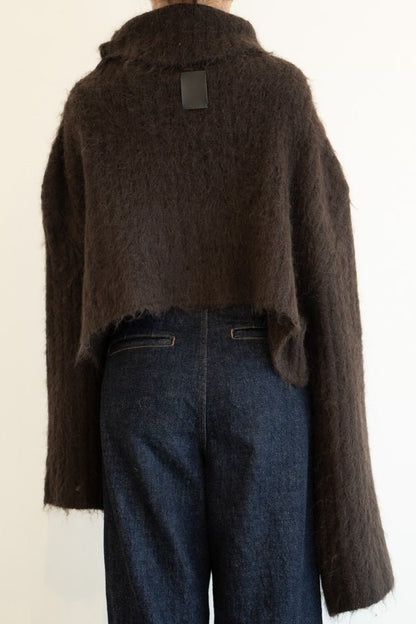 Shaggy asymmetry high neck CHOCOLATE LIVINGTONE OFFICIAL WEB STORE