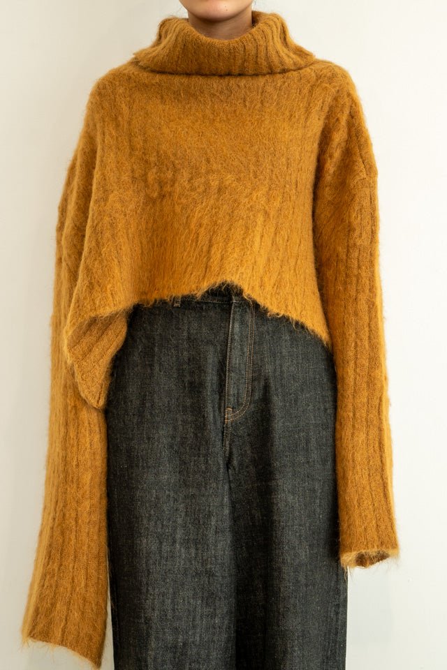 Shaggy asymmetry high neck CAMEL LIVINGTONE OFFICIAL WEB STORE