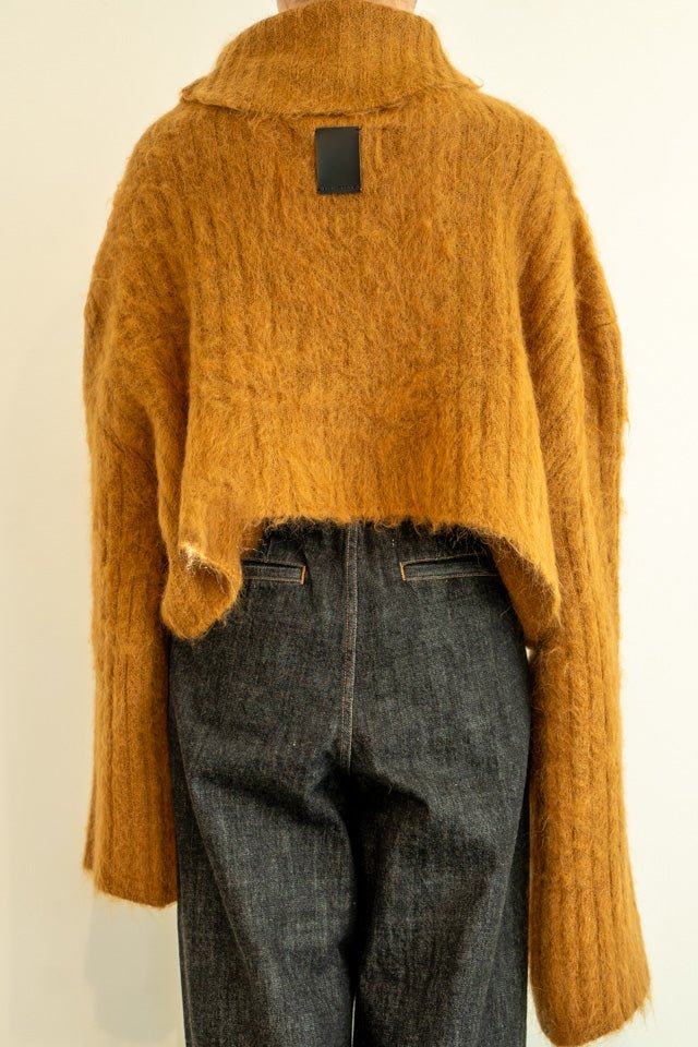 Shaggy asymmetry high neck CAMEL LIVINGTONE OFFICIAL WEB STORE