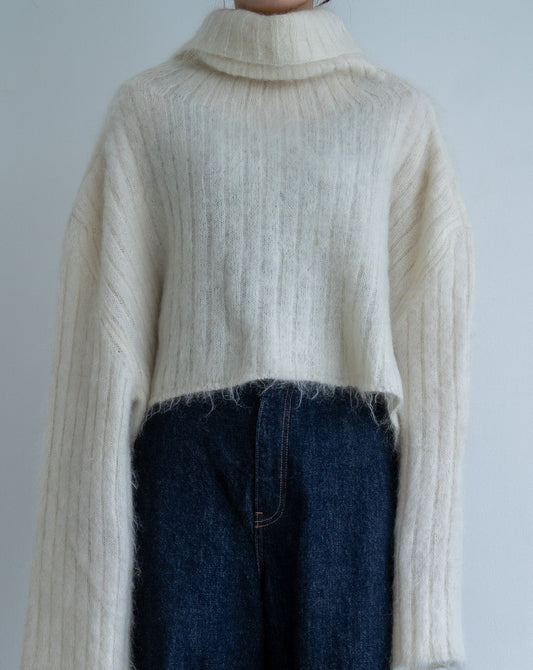 Shaggy asymmetry high neck WHITE LIVINGTONE OFFICIAL WEB STORE