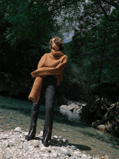 Shaggy asymmetry high neck CAMEL LIVINGTONE OFFICIAL WEB STORE